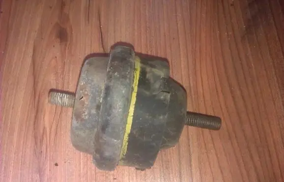 Peugeot 406 Engine mount bracket