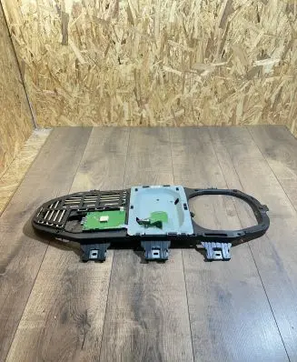 Mercedes-Benz ML W164 Aerial antenna amplifier A2518202275 07T107 28024813