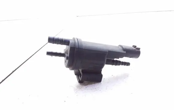 Engine mount vacuum valve