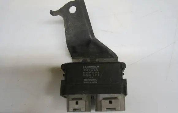Toyota Land Cruiser (HDJ90) ABS relay 8826335090 0610001710