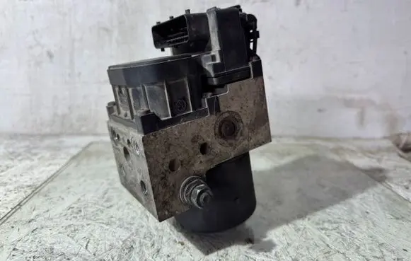 Volkswagen PASSAT B5 ABS Pump 8E0614111K 0273004212