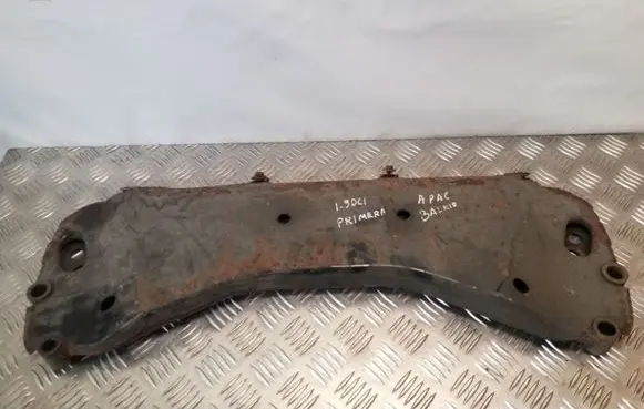 Nissan Primera Engine mounting bracket