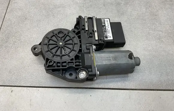 Volkswagen Golf VI Rear door window regulator motor 8P7959812B