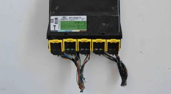 Ford Mondeo Mk III Central body control module 3S7T15K600TC