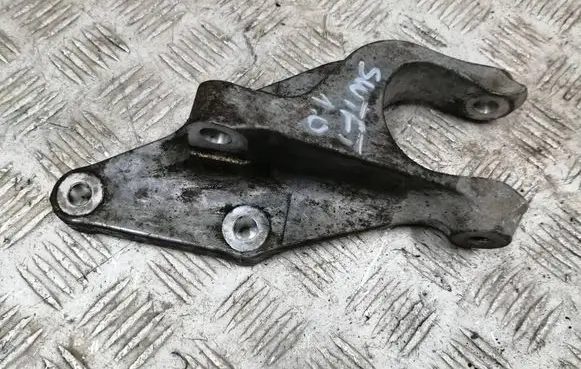 Suzuki Swift III Engine mounting bracket 