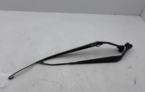 Mitsubishi Outlander Front wiper blade arm 8251 8252
