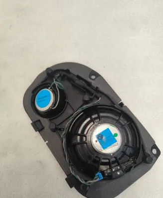 Front door high frequency speaker