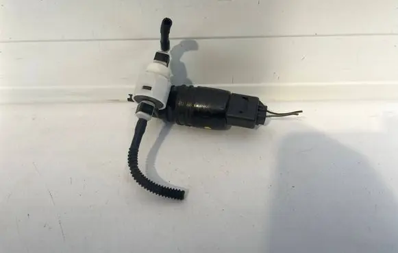 BMW 1 F40 Windscreen/windshield washer pump 7388349