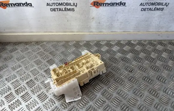 Toyota Corolla Verso E121 Fuse module 89220F010