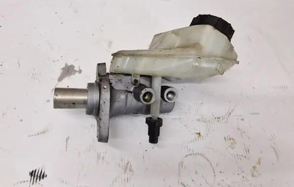 Master brake cylinder