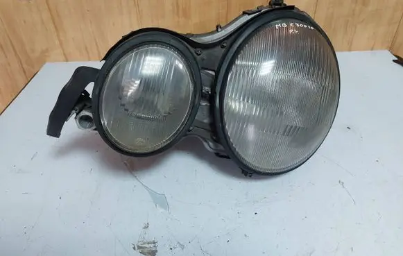 Headlight/headlamp dust cover