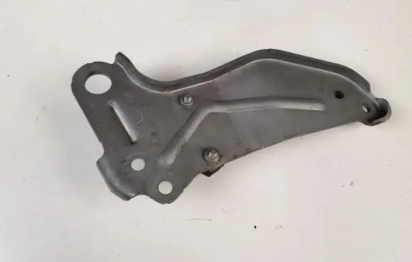 Mercedes-Benz CLA C117 X117 W117 Engine mounting bracket A2702200141
