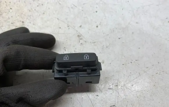 Volvo V70 Central locking switch button 31343099 13W243