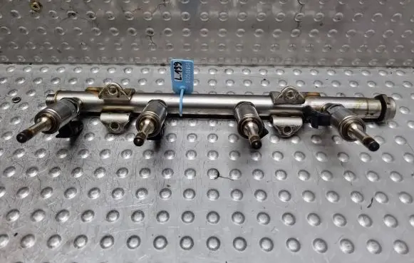 Volkswagen Golf VII Fuel main line pipe 04E133036A 0261500477
