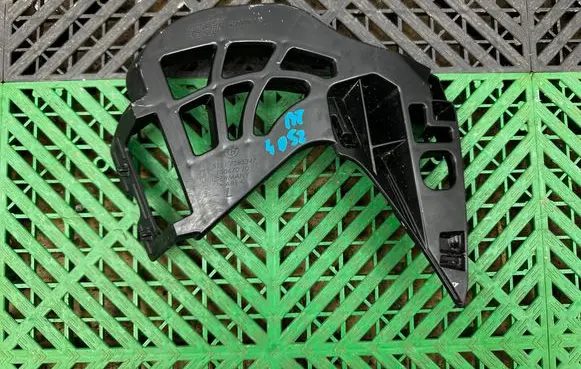 BMW 5 G30 G31 G38 Front bumper mounting bracket 7385347