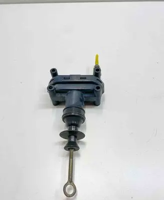 Engine mount vacuum valve