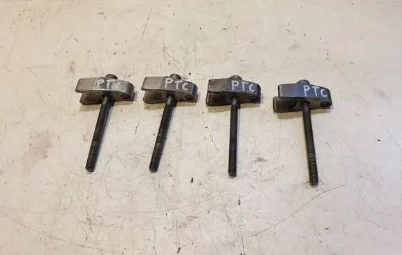 Chrysler PT Cruiser Fuel Injector clamp holder