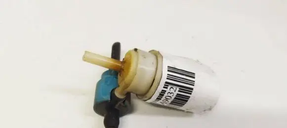 Volkswagen PASSAT B4 Windscreen/windshield washer pump