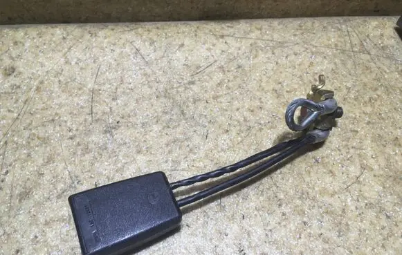 Mercedes-Benz E W124 Rear seatbelt buckle 