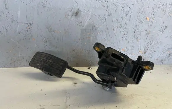 Renault Koleos I Accelerator throttle pedal 18002JY00A 0818A 00285
