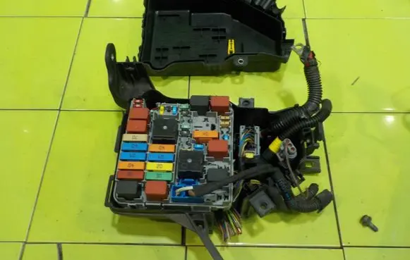 Alfa Romeo Giulietta Fuse box set 50518866 BEZPIECZNIKOW