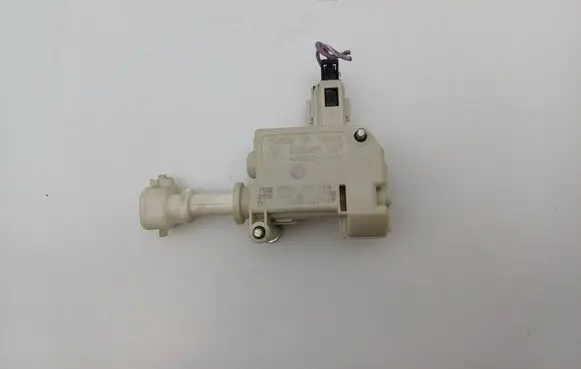Volkswagen Polo IV 9N3 Fuel tank cap lock motor 6Q6810773B