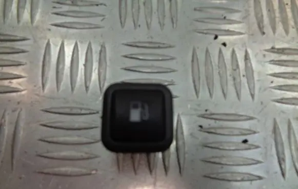 Volkswagen Golf IV Fuel tank opening switch 