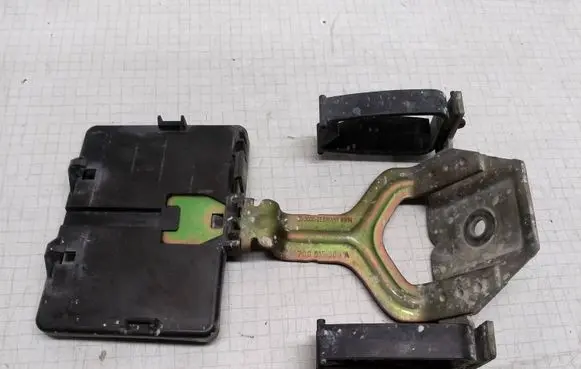 Volkswagen Transporter - Caravelle T4 Battery bracket 7D0915303A