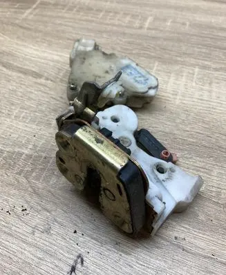 Nissan Almera Rear door lock 0892052B 82553BM760