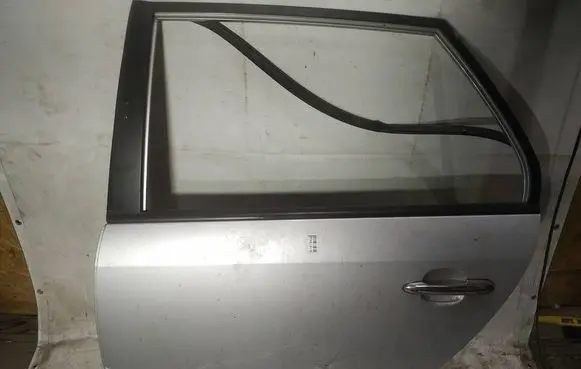 KIA Carens II Rear door pilkos