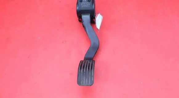 Accelerator throttle pedal