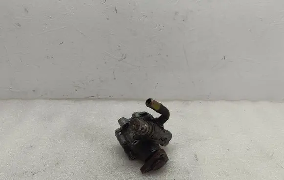 Volkswagen PASSAT B5 Power steering pump 8D0145156L
