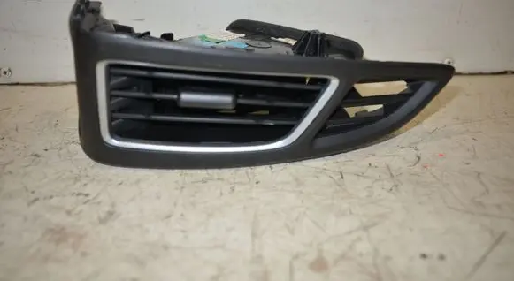 Ford Focus Dashboard side air vent grill/cover trim BM51018B09