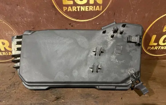 Mercedes-Benz C W204 Fuse box cover A2045400082