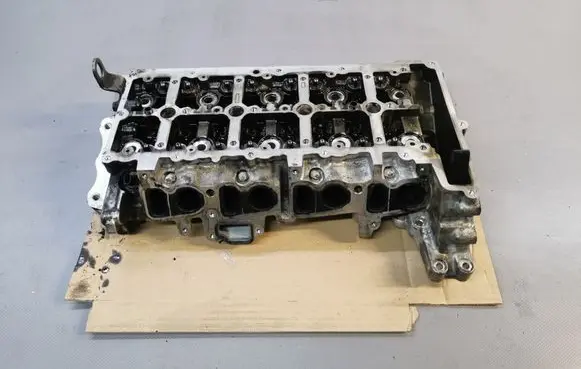Toyota Avensis T270 Engine head 781260804