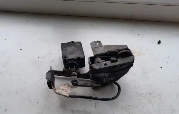 BMW 5 E39 Tailgate window lock/catch/latch 8384069