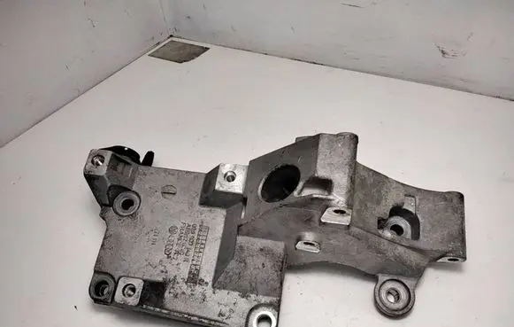 Skoda Octavia Mk1 (1U) Generator/alternator bracket 038903143R