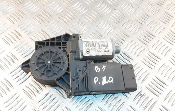 Volkswagen PASSAT B5 Front door window regulator motor 0130821694