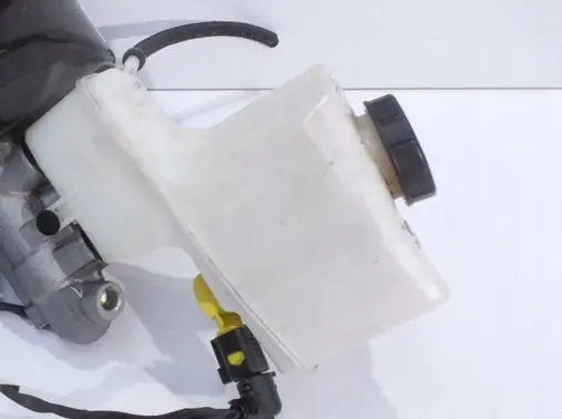 Brake fluid reservoir
