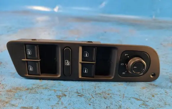 Volkswagen Tiguan Electric window control switch 1K4959857C