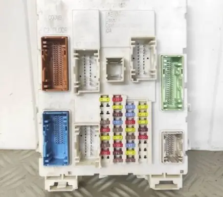Ford Focus Fuse module BV6N14A073FP 00074403 51945L55L