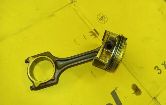 Peugeot 308 Piston with connecting rod p813