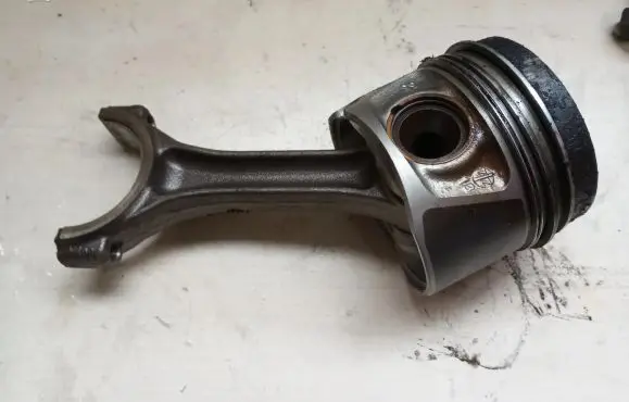 Volkswagen Amarok Piston with connecting rod