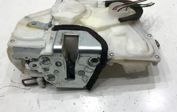 Suzuki Swift I Front door lock 82201-62J30
