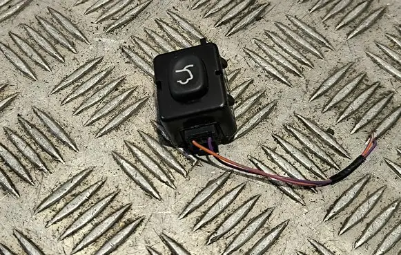 Jeep Grand Cherokee Tailgate/trunk/boot open switch P04602751AA