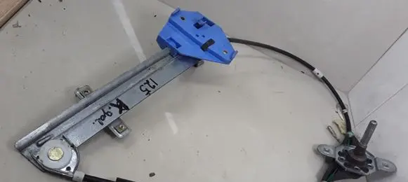 Rear door manual window regulator