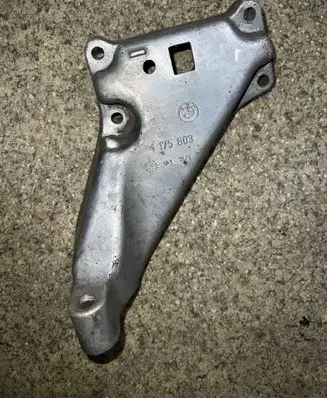BMW 5 E28 Engine mounting bracket 1175603
