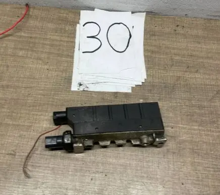Mercedes-Benz S W220 Air suspension valve block A2203200258