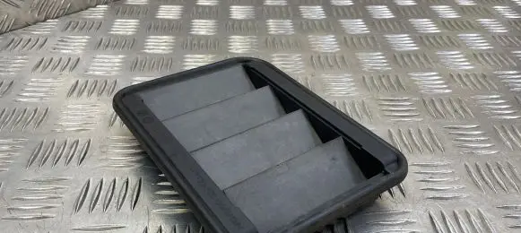 Quarter panel pressure vent