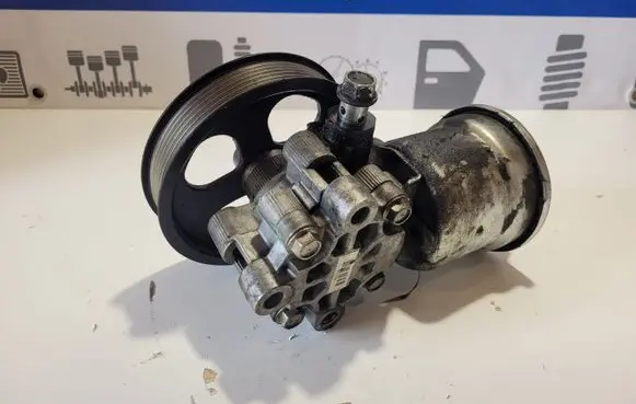 Toyota Avensis T250 Power steering pump 172010R041